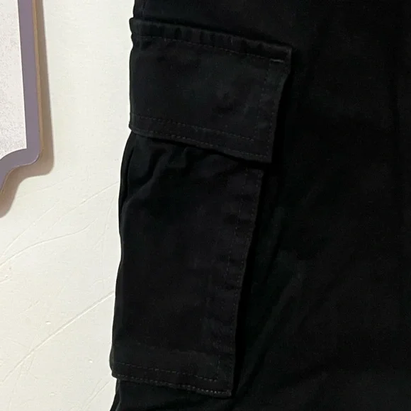 No Boundaries Men's Dark Cargo Pants - Picture 2 of 3